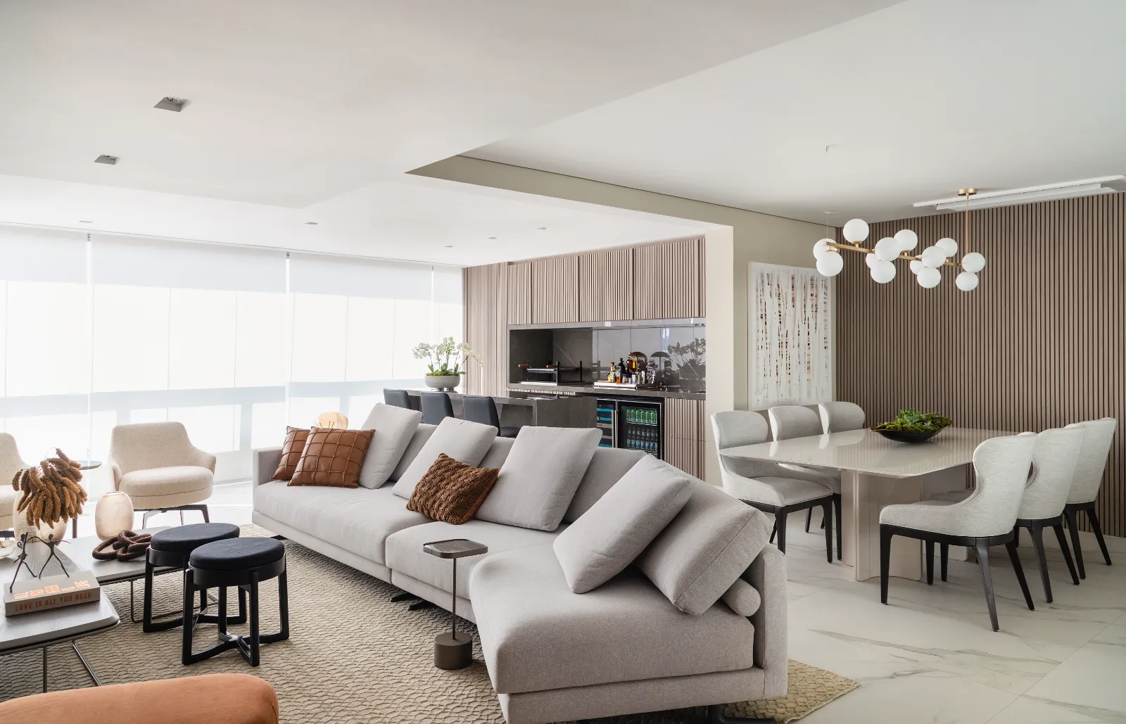 Apartamento Cardeal, living e jantar integrados com lustre