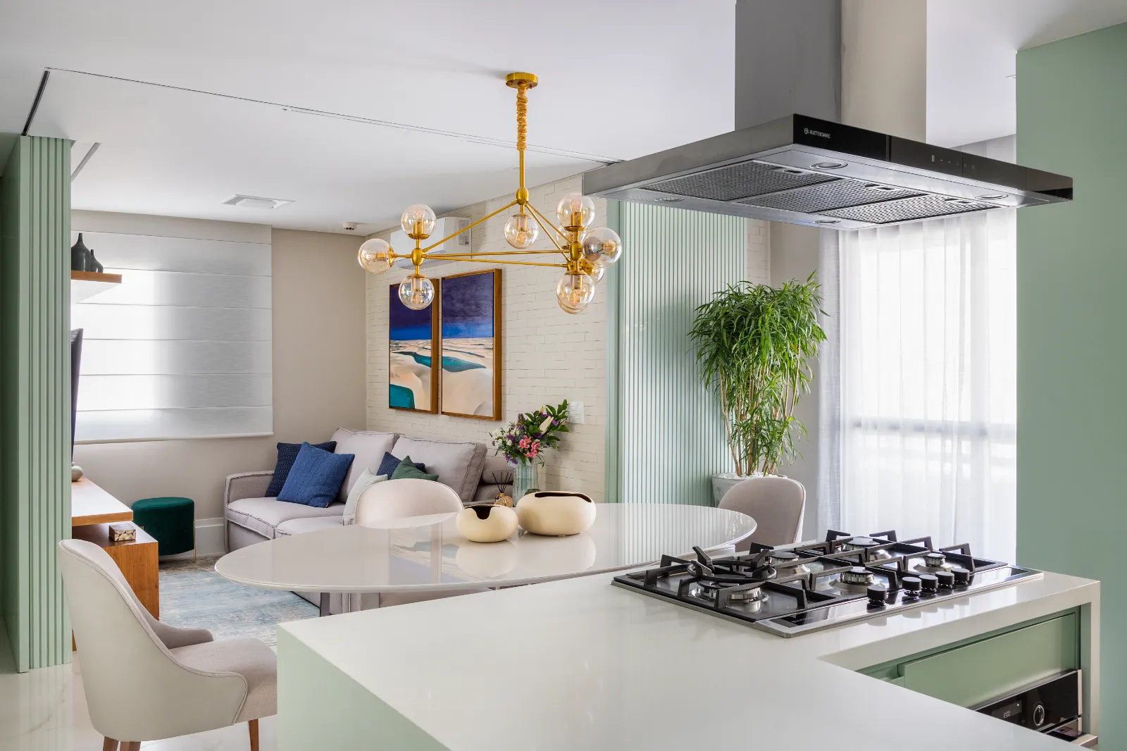 Apartamento Rouxinol, ambiente compacto e acolhedor em verde sálvia