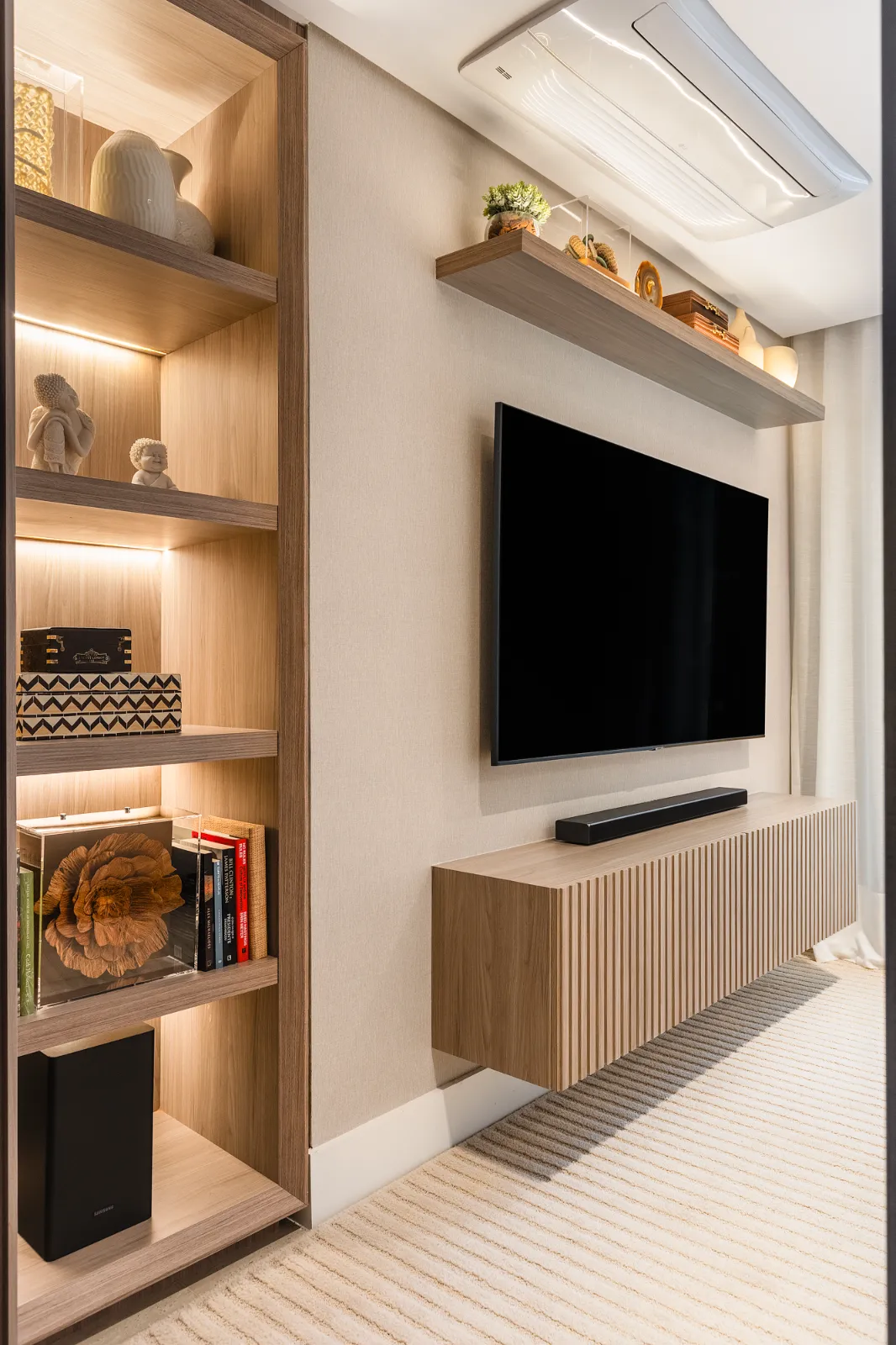Detalhe da estante iluminada do home theater