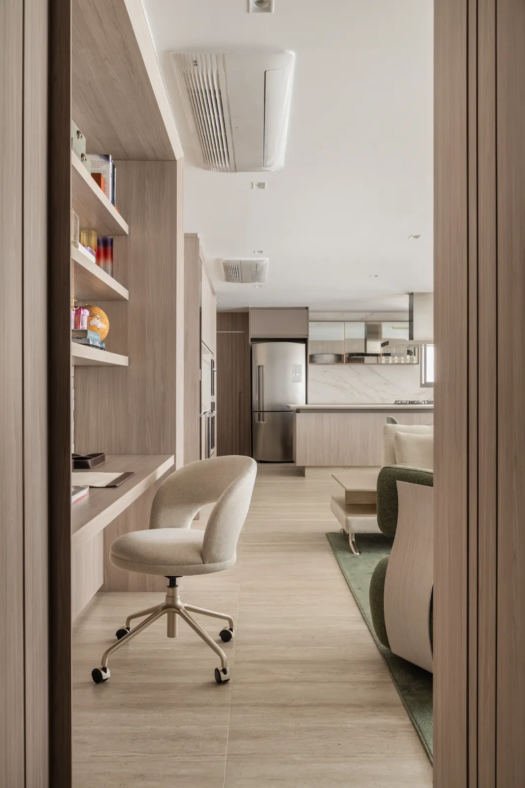 Corredor com home office embutido e vista da cozinha