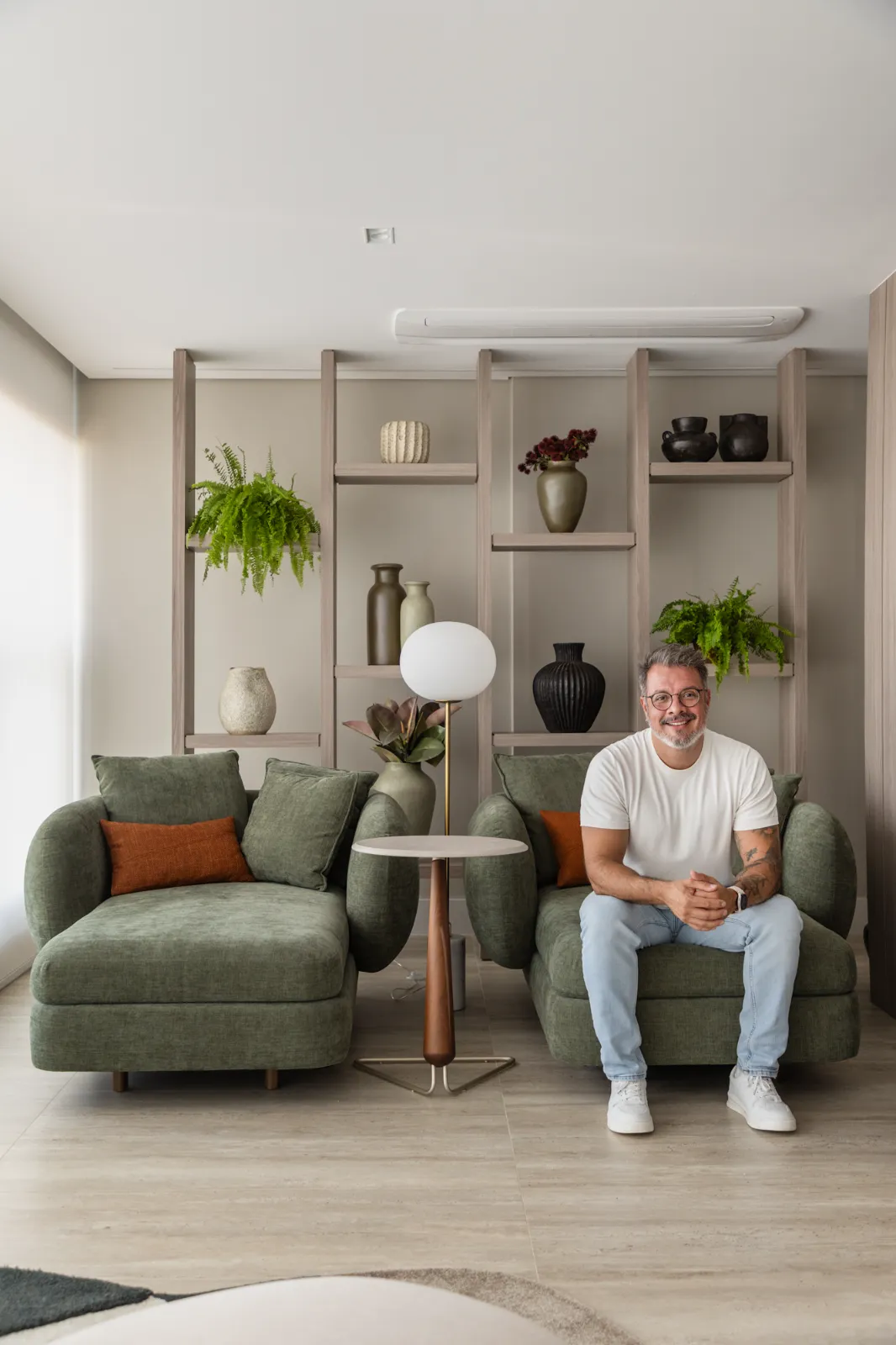 Dan Barros no apartamento Tangará finalizado